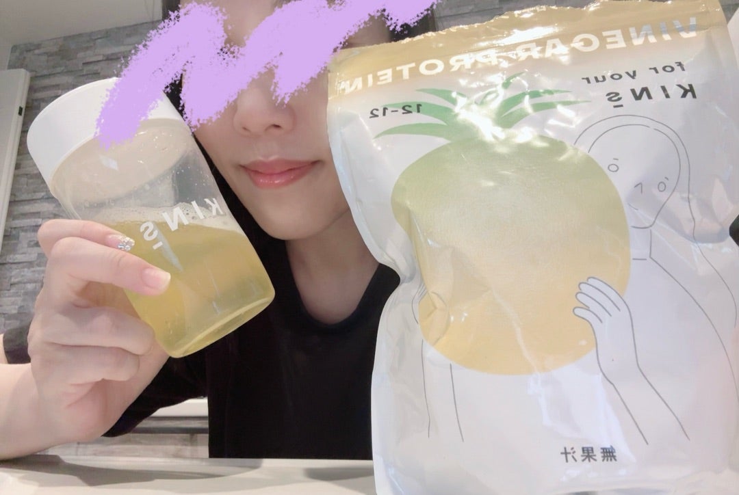 KINSビネガープロテインを手に持つ女性