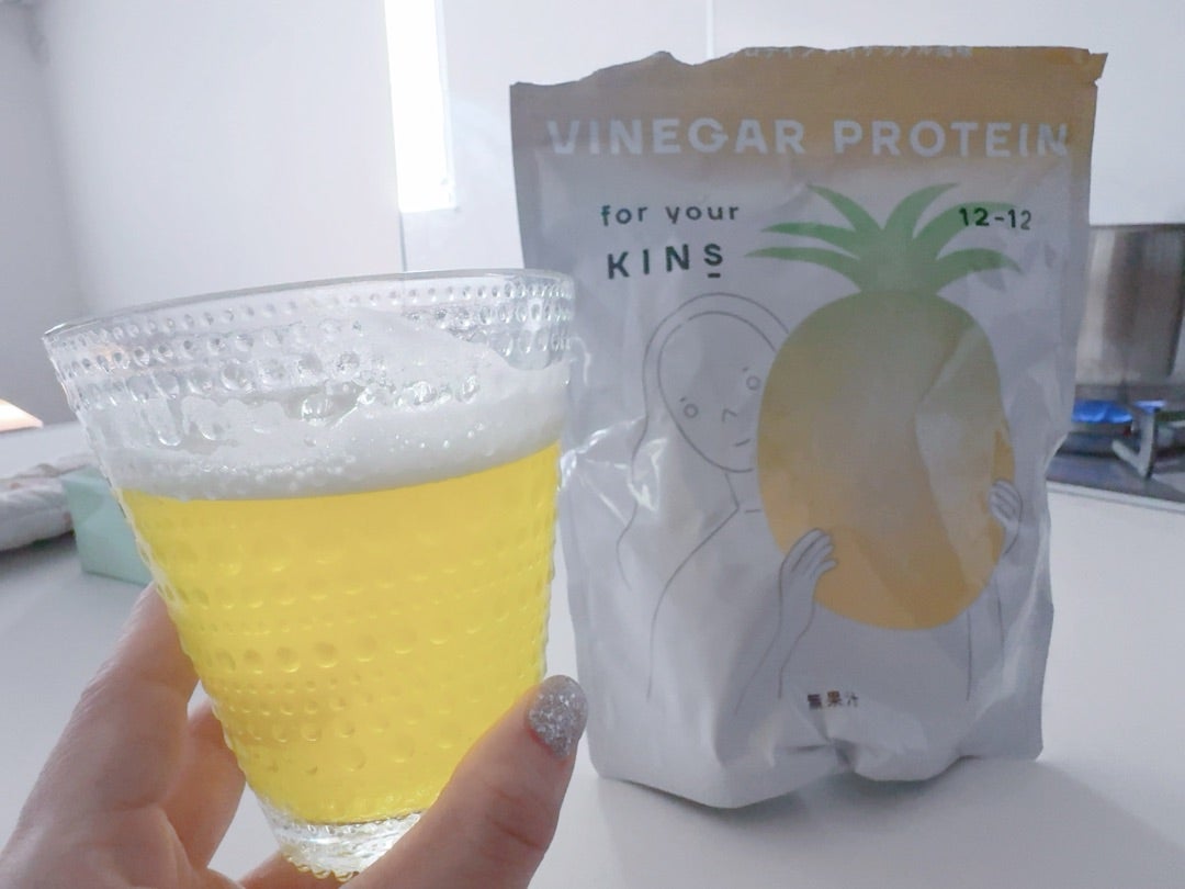KINSビネガープロテインと黄色いドリンク